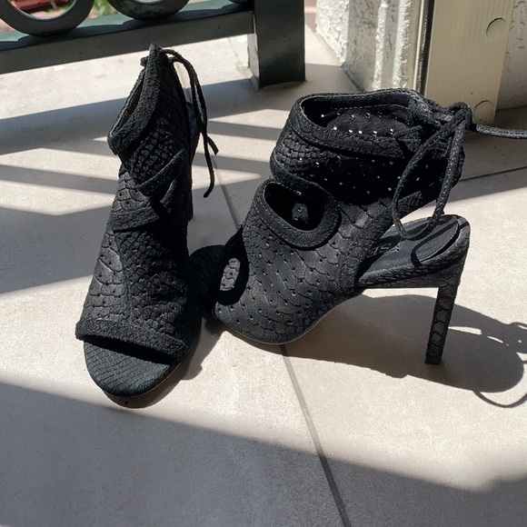 Embossed suede “Tilley” heel - Picture 5 of 5